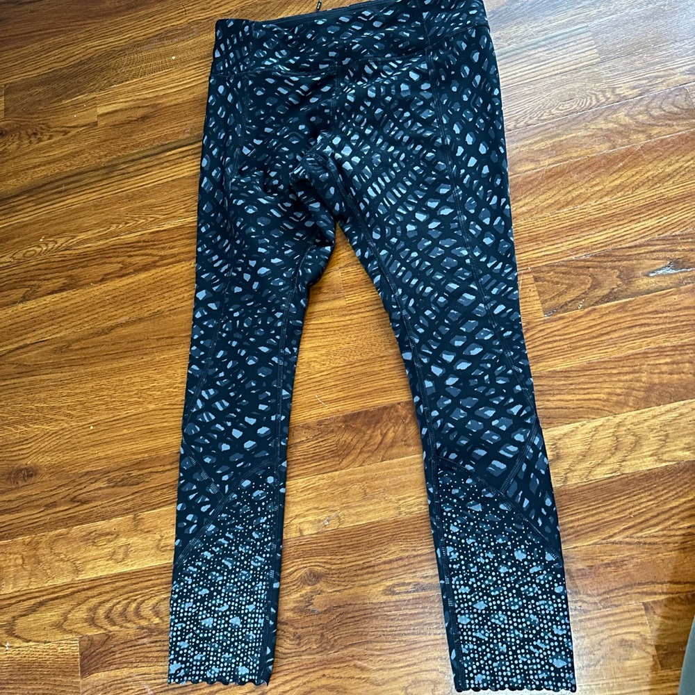 LIKE NEW! Lululemon Tight Stuff Tight
(Reflective)
